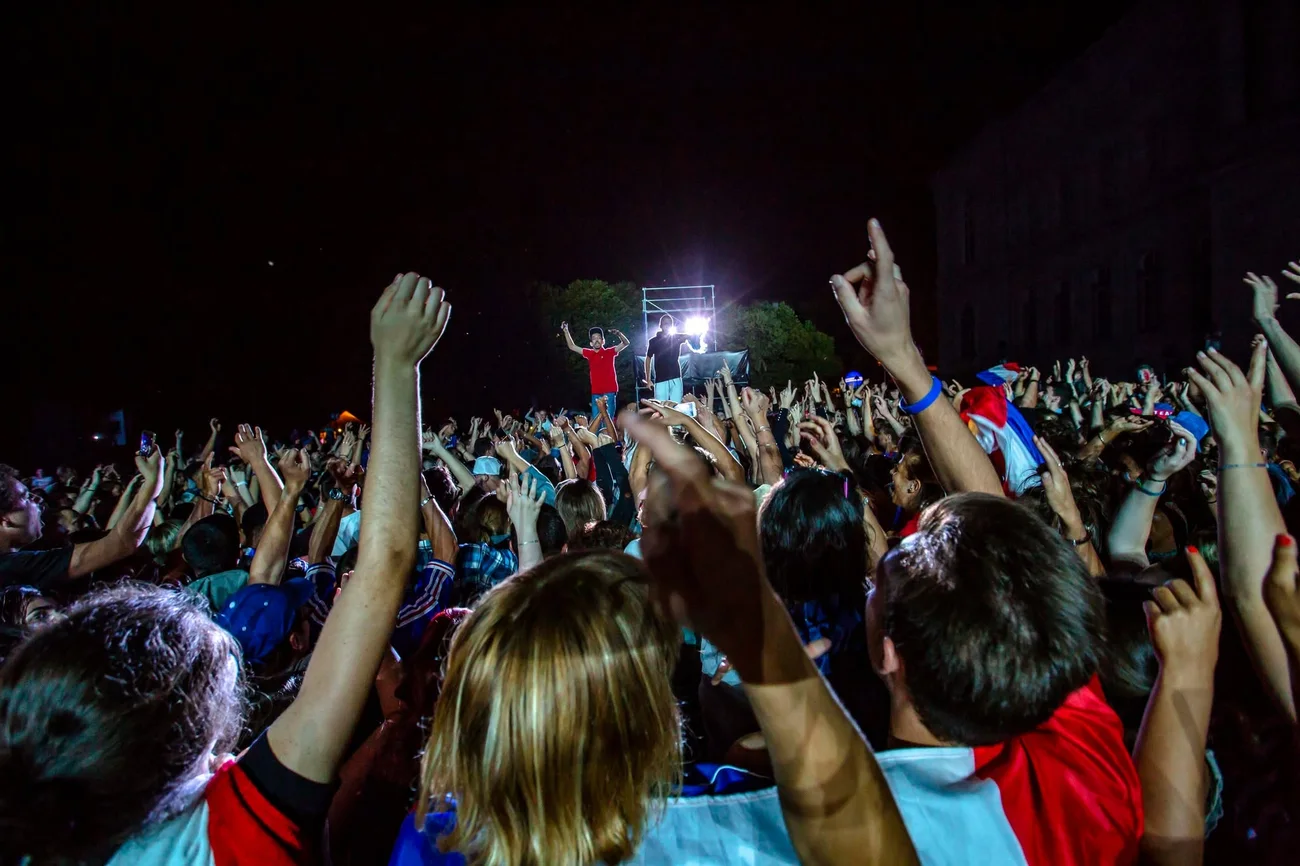 Les festivaliers les bras levés pendant un concert